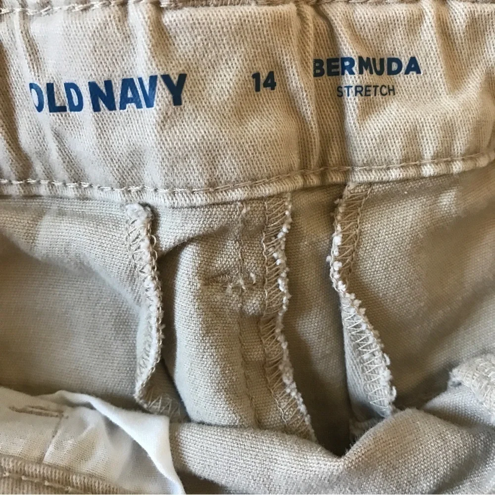Bundle 2 old navy kids Bermuda slim and Bermuda stretch khaki shorts
